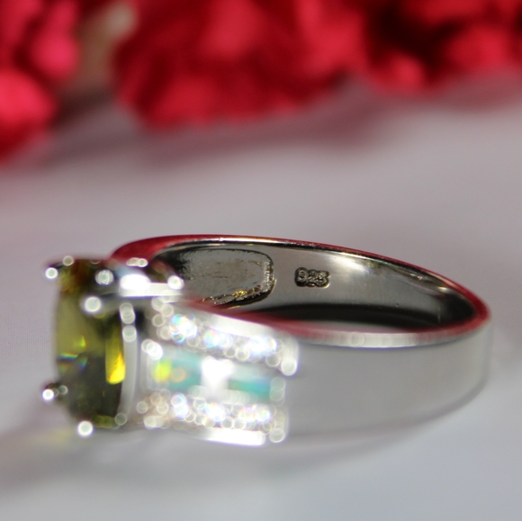 Very Beautiful Green CZ Stone with Imitation Opal and CZ diamonds - Picture 7 of 12